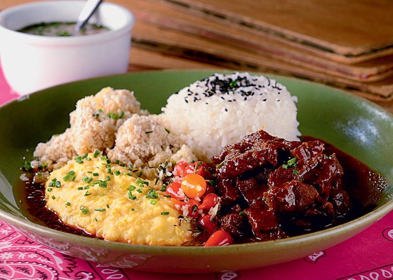 Picadinho com arroz, farofa e purê de milho: boa-nova