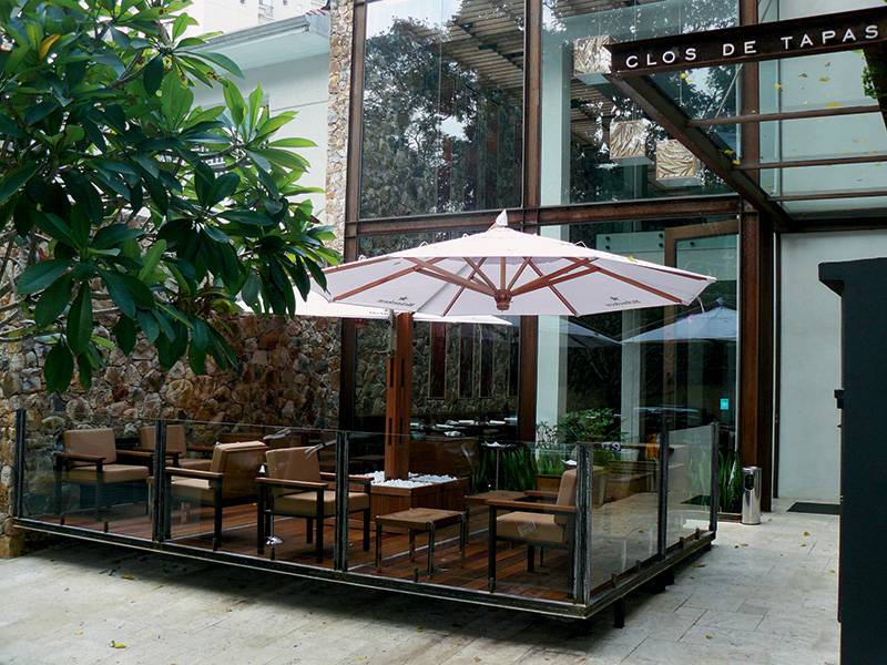 A premiada casa espanhola ganhou um terraço onde funciona um bar de tapas e drinques