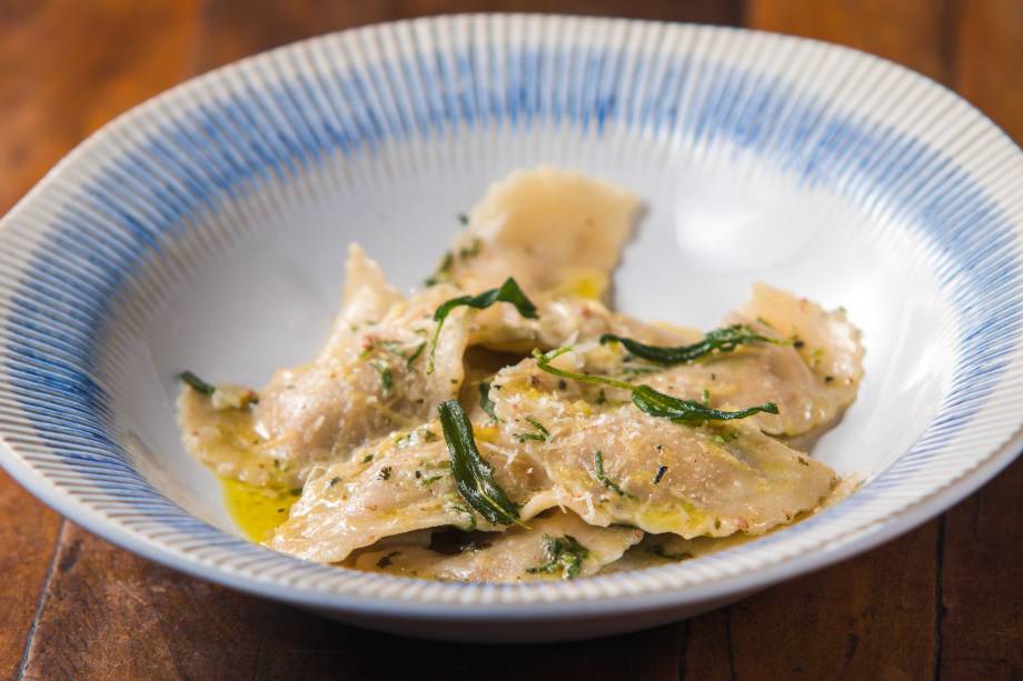 Panzerotti: recheados de carne, vem com molho de manteiga e sálvia mais fatias de presunto cru Panzerotti: recheados de carne, vem com molho de manteiga e sálvia mais fatias de presunto cru