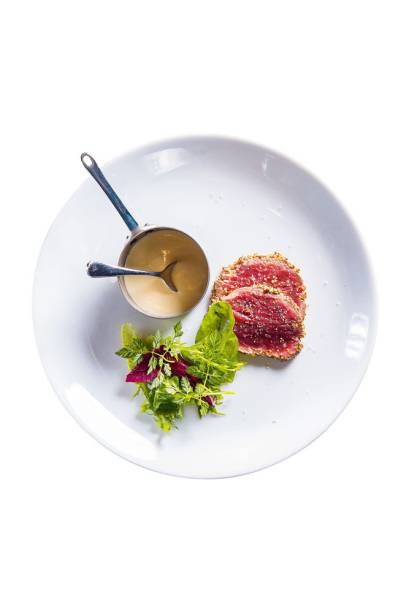 As fatias de rosbife de entrada chegam praticamente cruas As fatias de rosbife de entrada chegam praticamente cruas