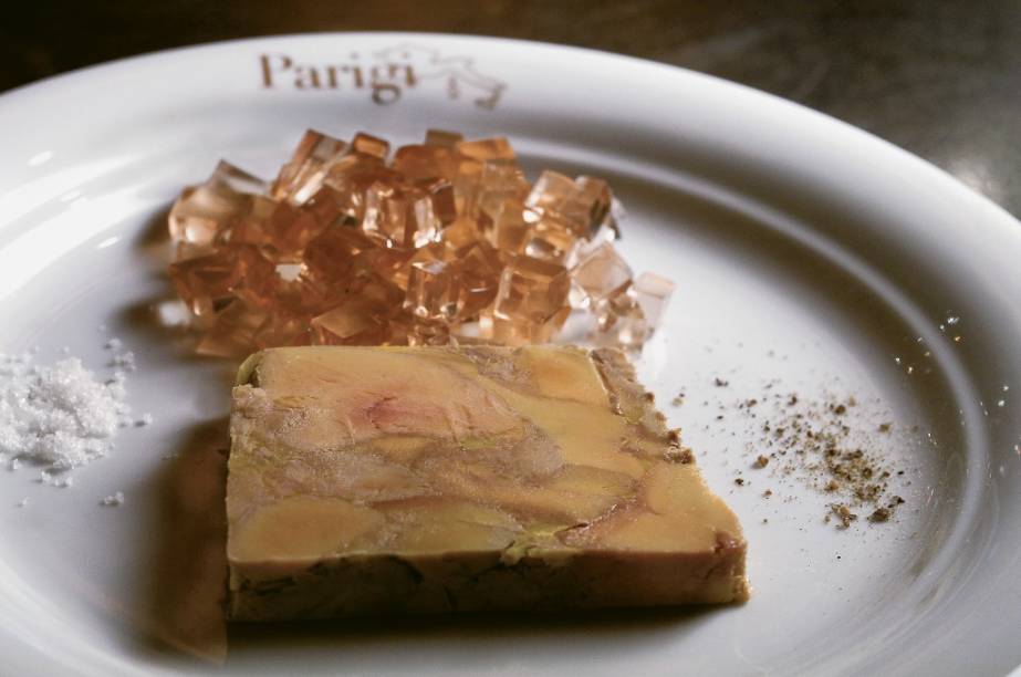 Terrine de foie gras servida junto de cristais de flor de sal e geleia de vinho do Porto: uma das estrelas do cardápio Terrine de foie gras servida junto de cristais de flor de sal e geleia de vinho do Porto: uma das estrelas do cardápio