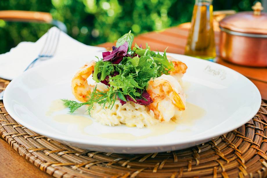 Camarões ao molho de champanhe na companhia de arroz cremoso Camarões ao molho de champanhe na companhia de arroz cremoso