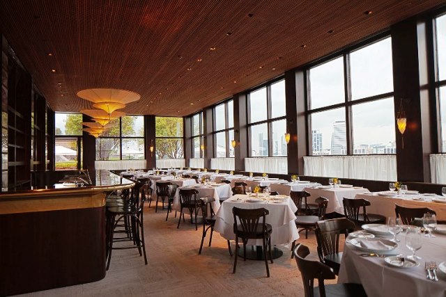 O salão do restaurante O salão do restaurante