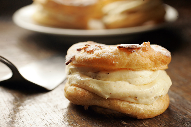 Paris-brest: uma rosquinha recheada de creme de confeiteiro com praliné de amêndoa e avelã