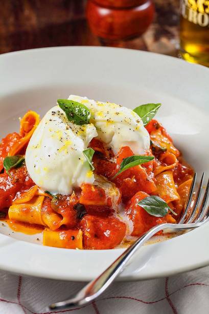 Pappardelle: massa fresca, com molho de tomate pedaçudo e raspas de limão-siciliano