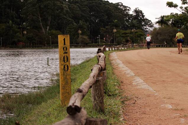 Ao lado do lago, é possível realizar corrida, na pista de terra Ao lado do lago, é possível realizar corrida, na pista de terra