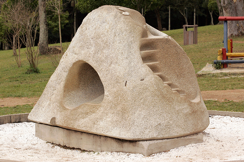Sete esculturas de pedras servem como brinquedo para os pequenos Sete esculturas de pedras servem como brinquedo para os pequenos