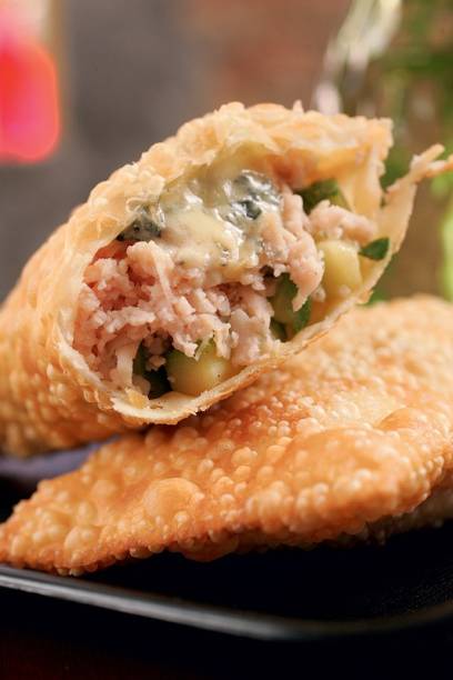 Versão de peito de peru, queijo gorgonzola e cubos de abobrinha Versão de peito de peru, queijo gorgonzola e cubos de abobrinha