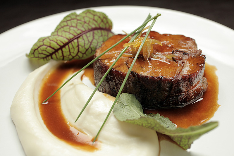 Vitelo com purê de cará e limão-siciliano confitado Vitelo com purê de cará e limão-siciliano confitado