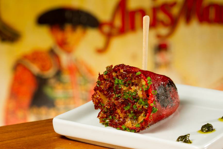 Pimentão recheado com presunto cru, farofa de miga e azeitona Pimentão recheado com presunto cru, farofa de miga e azeitona