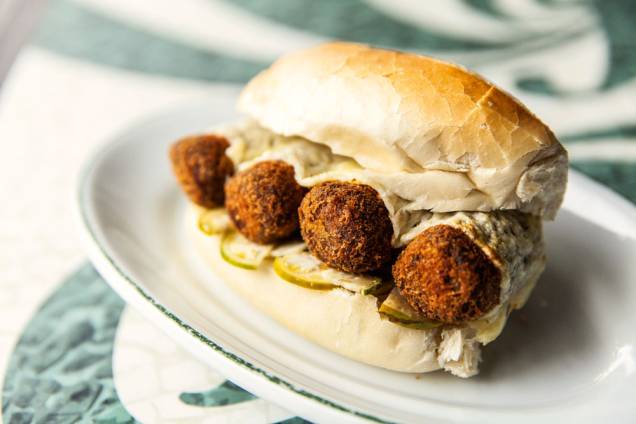 O sanduíche momo: pão francês, croquetes de costela e conserva de jiló O sanduíche momo: pão francês, croquetes de costela e conserva de jiló