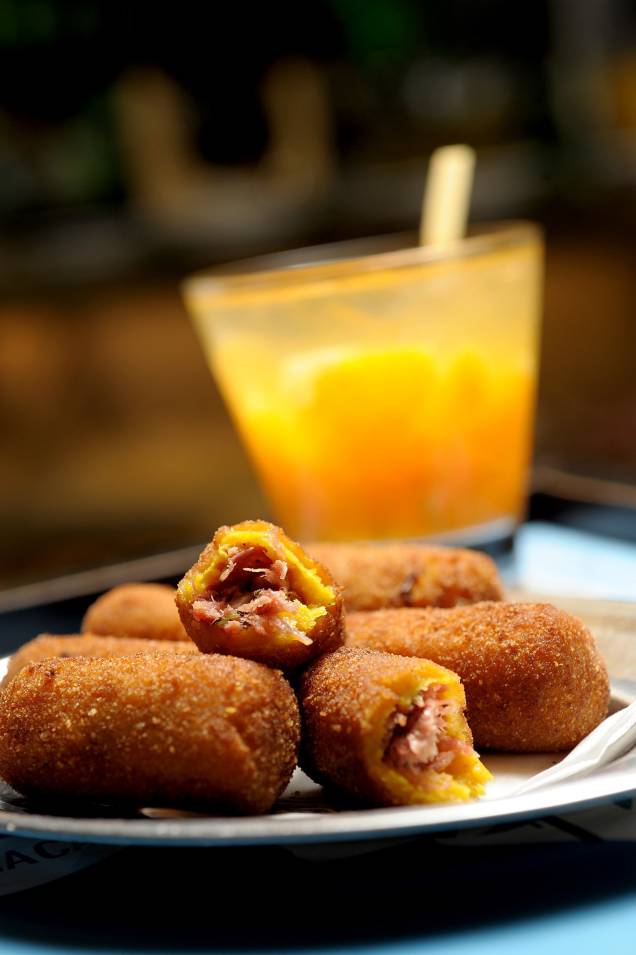 Porção de bolinho carioca, do cardápio regular, no bar Pirajá