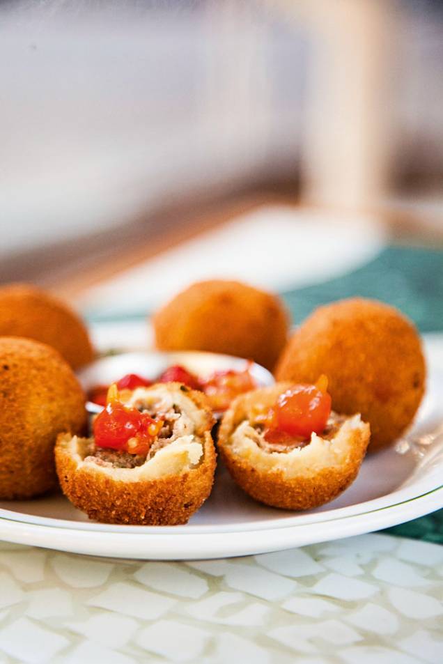 Bolinhos de mandioquinha e carne de sol Bolinhos de mandioquinha e carne de sol