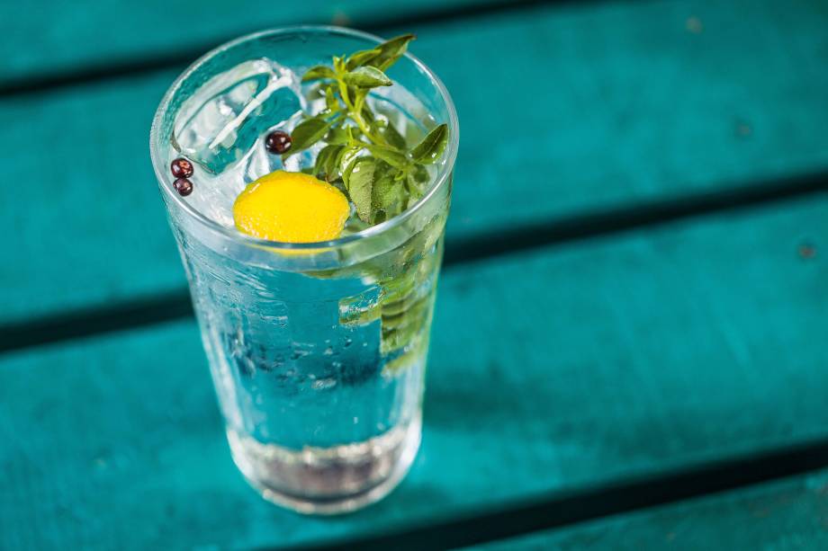 Pisco-tônica aromatizada de manjericão, limão-siciliano, zimbro e bitter de lúpulo Pisco-tônica aromatizada de manjericão, limão-siciliano, zimbro e bitter de lúpulo