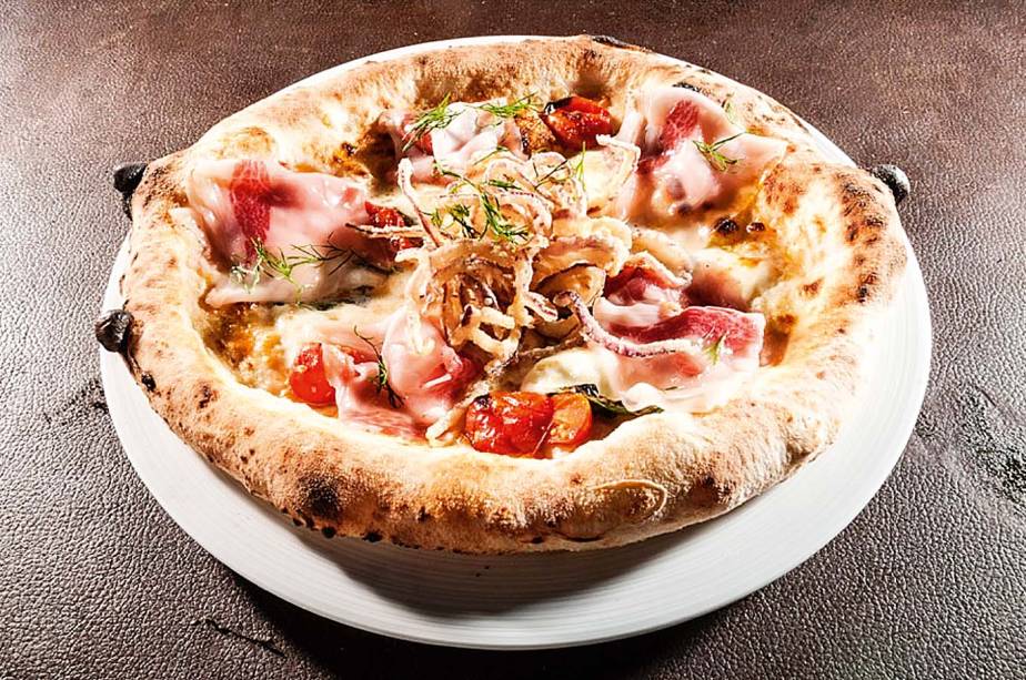Pizza sensazioni: sabor especial de quarta (3), leva mussarela de búfala, lardo, tomate, cebola frita, dill e azeite Pizza sensazioni: sabor especial de quarta (3), leva mussarela de búfala, lardo, tomate, cebola frita, dill e azeite