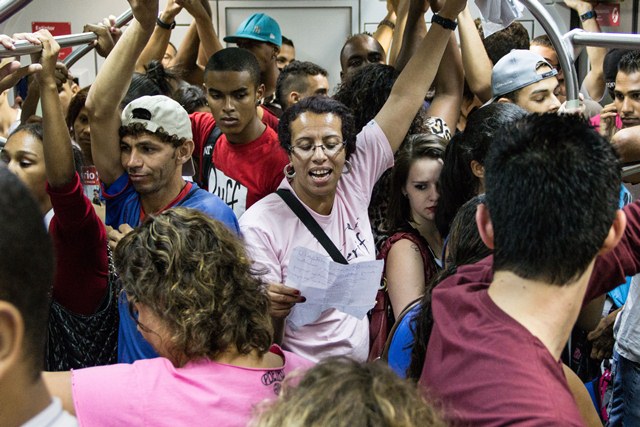 	Poetas Ambulantes: trem lotado não impede a brincadeira