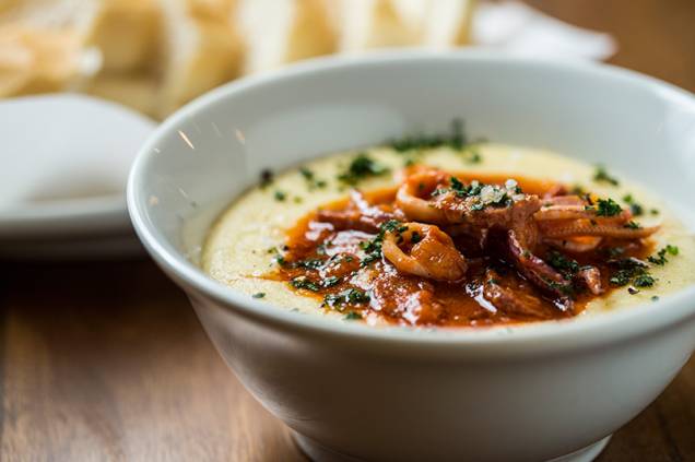 Polenta mole coberta por ragu de linguiça e lula Polenta mole coberta por ragu de linguiça e lula