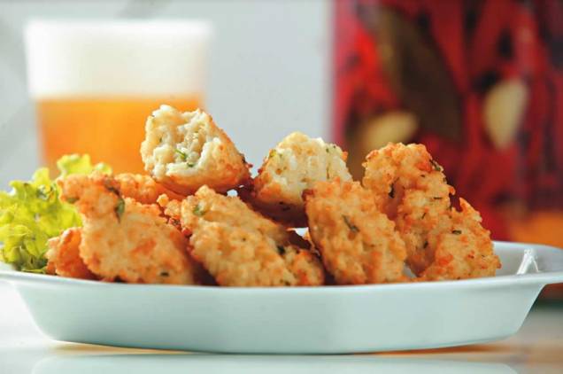 Bolinho de carne à milanesa com azeitona sem caroço, do Pompeia Bar Bolinho de carne à milanesa com azeitona sem caroço, do Pompeia Bar