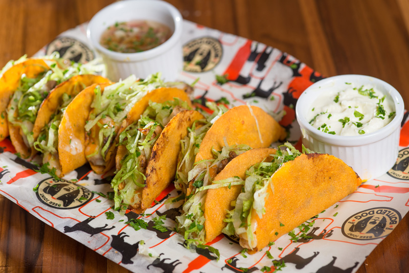 Para petiscar, crocantes minitacos de carne Para petiscar, crocantes minitacos de carne