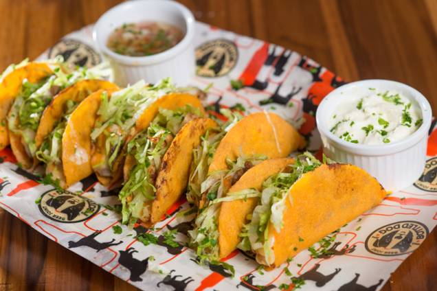 Para petiscar, crocantes minitacos de carne Para petiscar, crocantes minitacos de carne