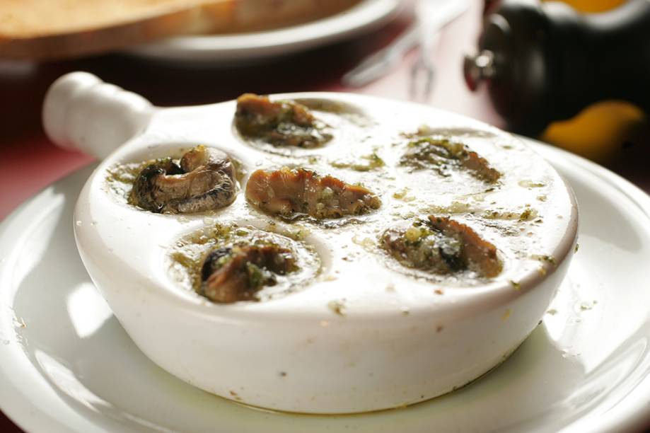 Porção de seis escargots na manteiga de alho e salsinha