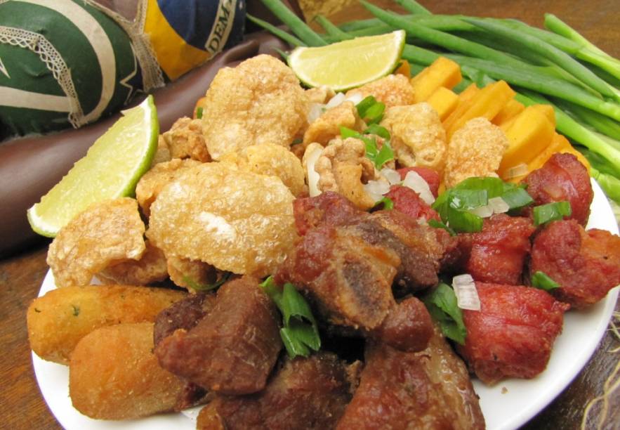 Porção mista: torresmo, bolinhos de arroz e de mandioca com queijo branco, polenta frita, torresmo, linguiça e costelinha de porco