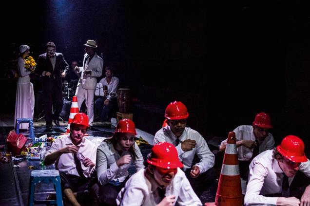 Os atores da Cia. Teatro do Incêndio: montagem criativa e de fácil comunicação Os atores da Cia. Teatro do Incêndio: montagem criativa e de fácil comunicação