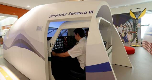 Entre as atividades, há simuladores de avião Entre as atividades, há simuladores de avião