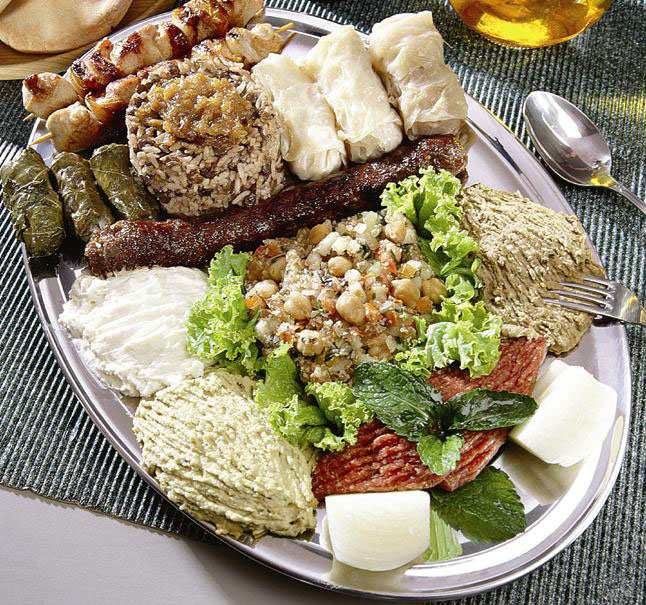 Carro-chefe do menu para duas pessoas: arroz com lentilha, cafta, michui, charutinho, trio de pastas, tabule e quibe cru