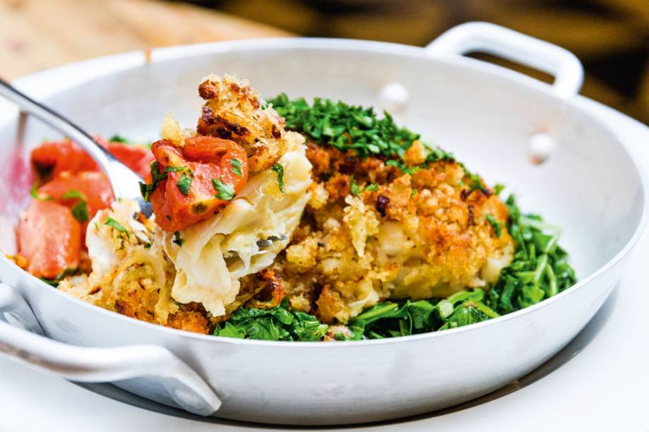 As terças: lombo do pescado cozido com crosta de farofa de broa e acompanhado de tomate assado e couve