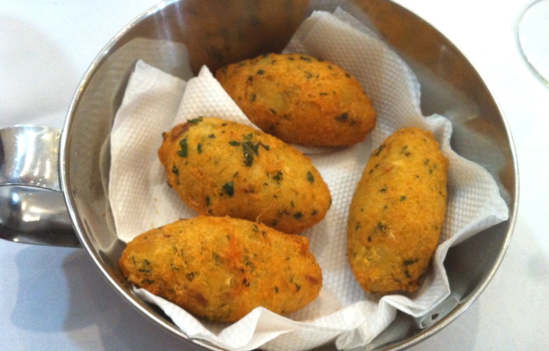 Porção de bolinhos de bacalhau