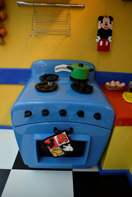 As atividades são realizadas numa cozinha ambientada com detalhes da Toontown Disney As atividades são realizadas numa cozinha ambientada com detalhes da Toontown Disney