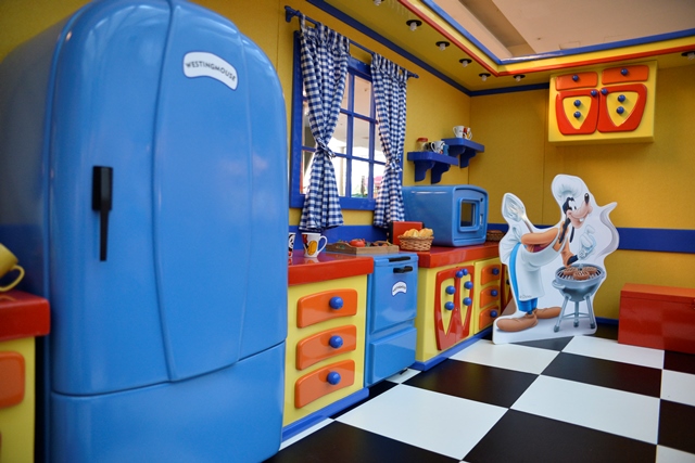 As atividades são realizadas numa cozinha ambientada com detalhes da Toontown Disney