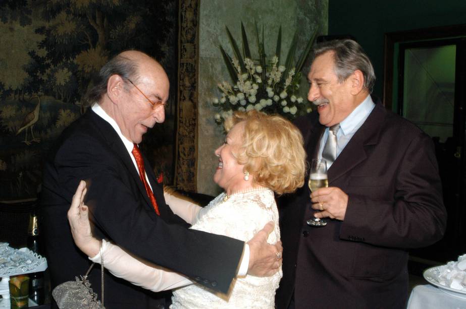 Raul Cortez cumprimentando Nicette Bruno e Paulo Goulart, na festa de 50 anos de casamento do casal, no Clube São Paulo, em 26/2/2004