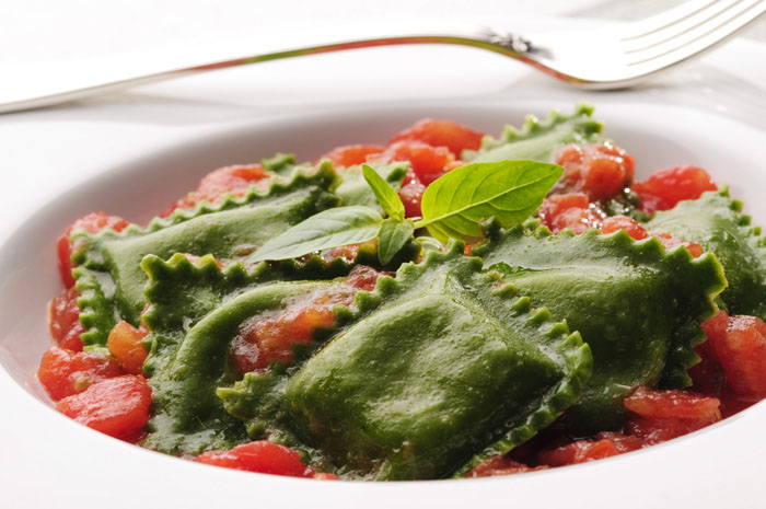 Ravióli de espinafre recheado de mussarela de búfala Ravióli de espinafre recheado de mussarela de búfala