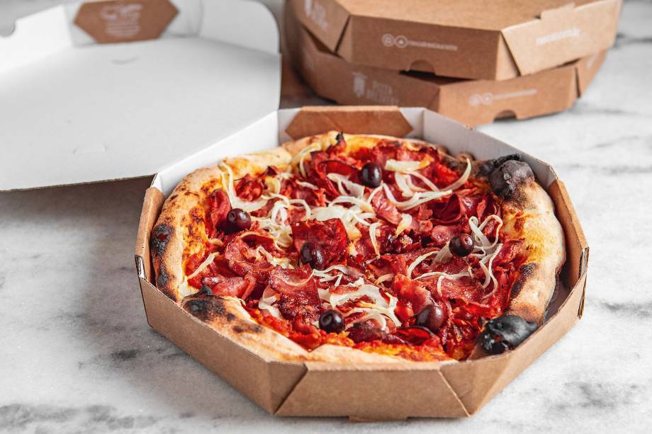 Pizzas no delivery: sabores como calabresa curada com cebola podem ser pedidos em casa Pizzas no delivery: sabores como calabresa curada com cebola podem ser pedidos em casa