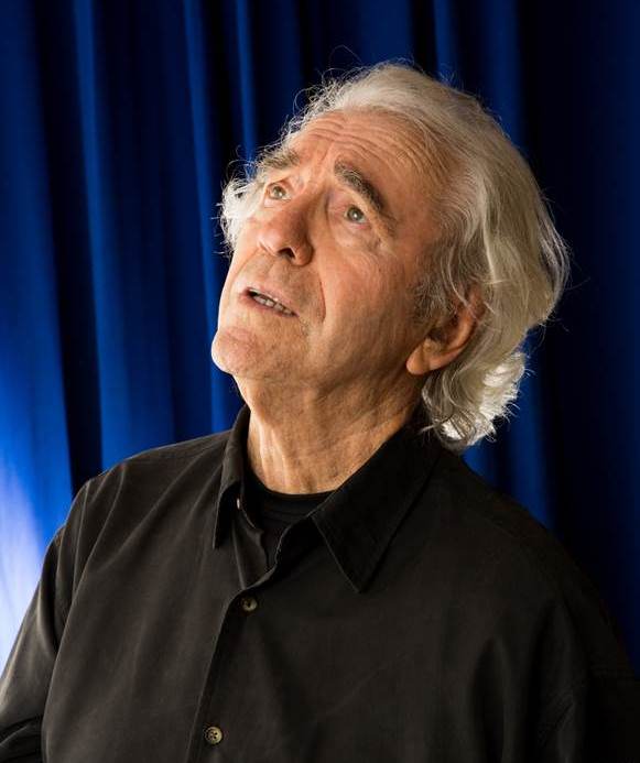 O diretor Elias Andreato criou uma encenação de poucos efeitos para o intérprete solar com brilho O diretor Elias Andreato criou uma encenação de poucos efeitos para o intérprete solar com brilho