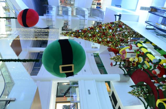 O shopping West Plaza promove uma chuva de neve diariamente O shopping West Plaza promove uma chuva de neve diariamente