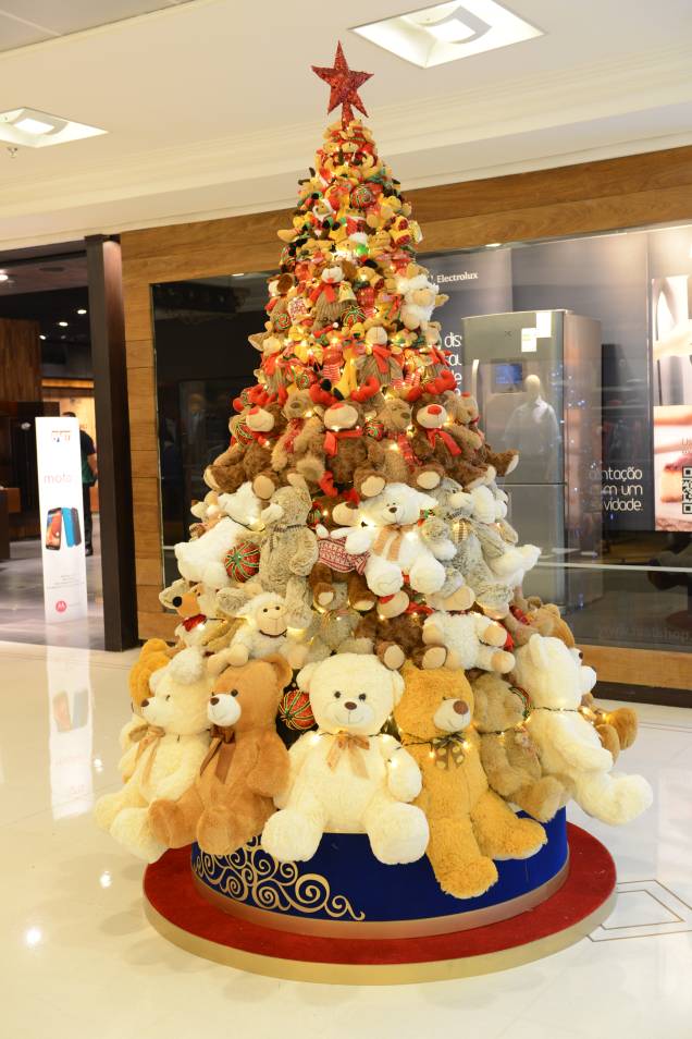 Árvore decorada com ursinhos de pelúcia Árvore decorada com ursinhos de pelúcia