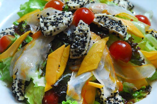 Folhas verdes, lâminas de haddock, mussarela de búfala, gergelim, manga e tomate cereja é preto do Caroline para o Dia das Mulheres Folhas verdes, lâminas de haddock, mussarela de búfala, gergelim, manga e tomate cereja é preto do Caroline para o Dia das Mulheres