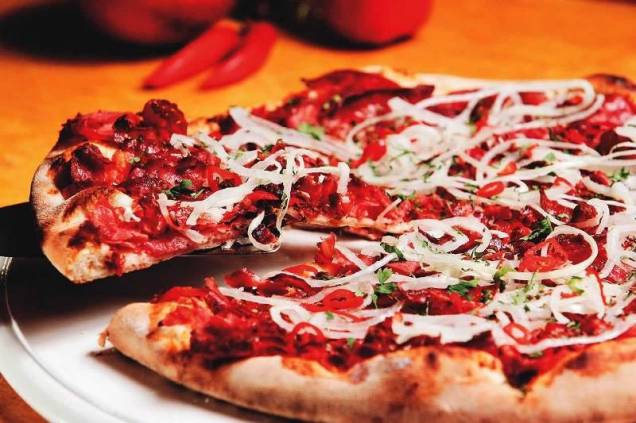 Pizza de linguiça calabresa, cebola, pimenta dedo-de-moça e erva-doce: na Meime Pizza de linguiça calabresa, cebola, pimenta dedo-de-moça e erva-doce: na Meime
