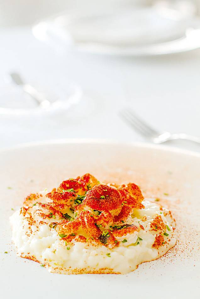 Risoto de camarão, limão-siciliano e pó de tomate desidratado Risoto de camarão, limão-siciliano e pó de tomate desidratado