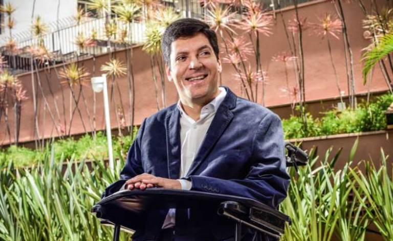 Ele criou uma ONG que promove a educação inclusiva em escolas