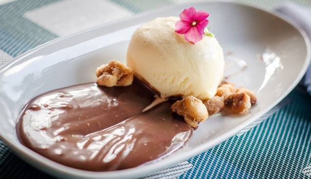 Creme de Nutella ladeado por sorvete de baunilha e macadâmia caramelada Creme de Nutella ladeado por sorvete de baunilha e macadâmia caramelada
