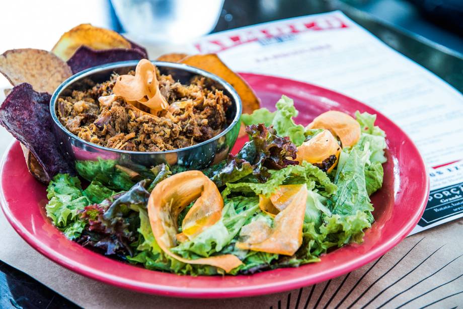 Tigre Cego: Costela de porco com salada, no formato de prato Tigre Cego: Costela de porco com salada, no formato de prato