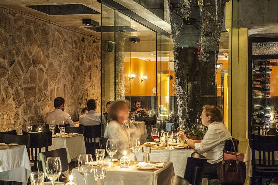 Salão agradável: mesas ao redor de uma árvore Salão agradável: mesas ao redor de uma árvore