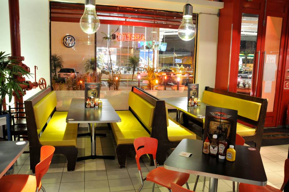 Garage Burger: lanches em ambiente inspirado em corridas de Stock Car Garage Burger: lanches em ambiente inspirado em corridas de Stock Car