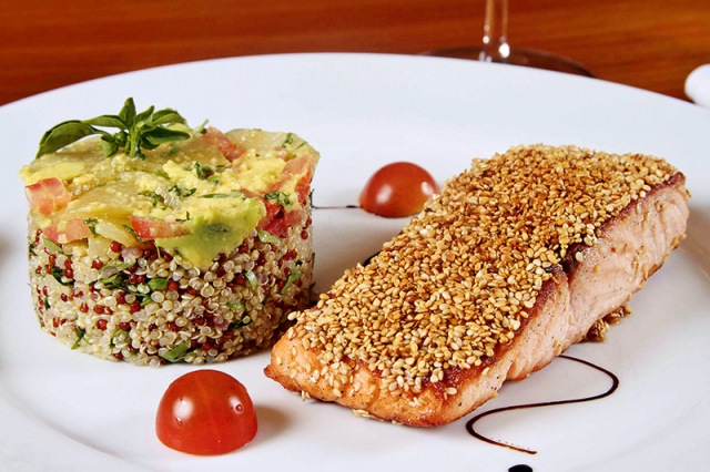 Salmão em crosta de gergelim com mix de quinoa