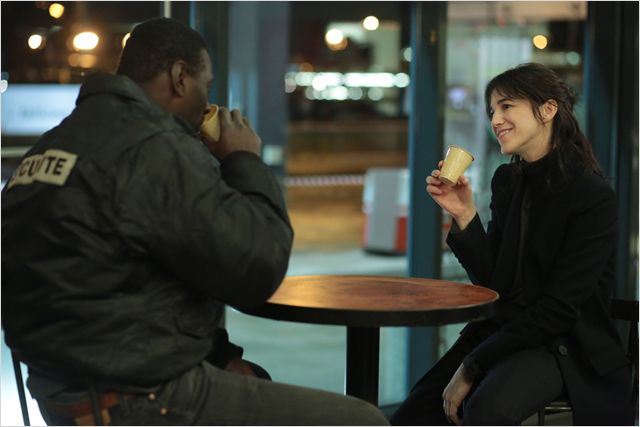 Samba (Omar Sy) e Alice (Charlotte Gainsbourg)