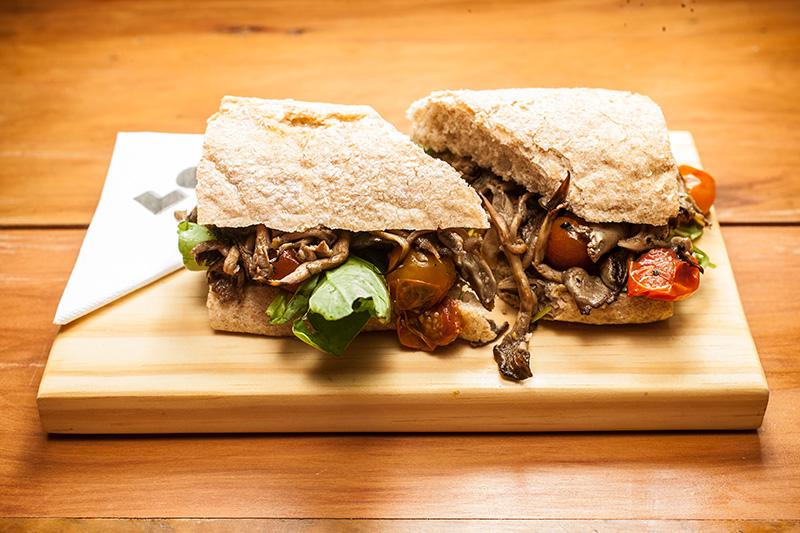 Versão vegetariana: cogumelo shimeji, tomate e rúcula ao azeite de limão-siciliano e pão ciabatta integral